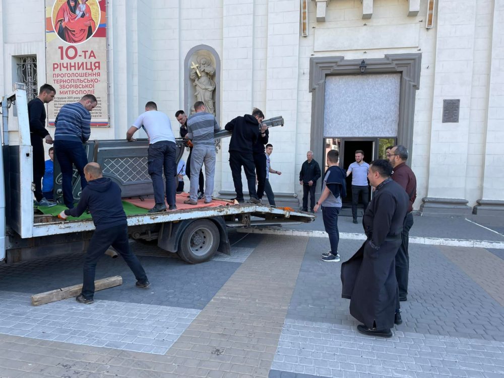 Вхідні двері катедри відправили на реставрацію